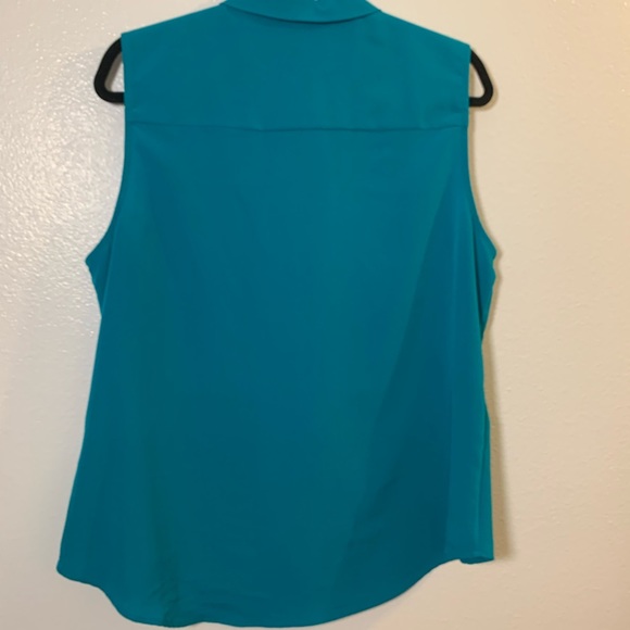 Teal color.  More towards green than photo shows towards blue. - Picture 5 of 5